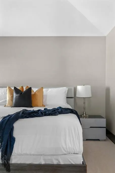 Whitehorse Manor I Patio & Bbq I Sleeps 16 I Games Villa YYC Kanada