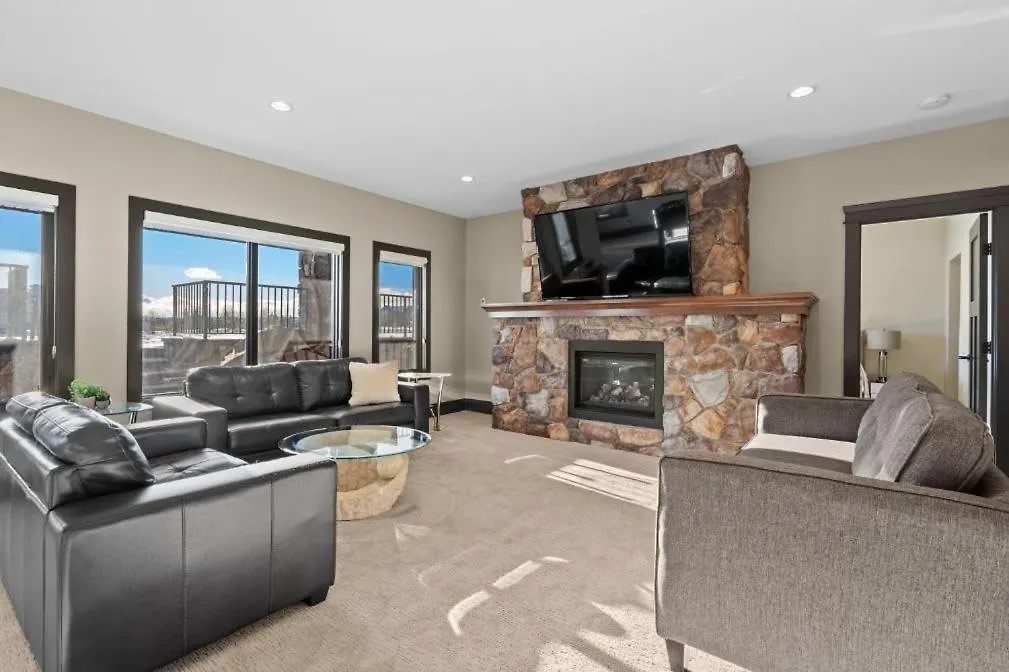 Whitehorse Manor I Patio & Bbq I Sleeps 16 I Games Villa YYC Semesterbostad