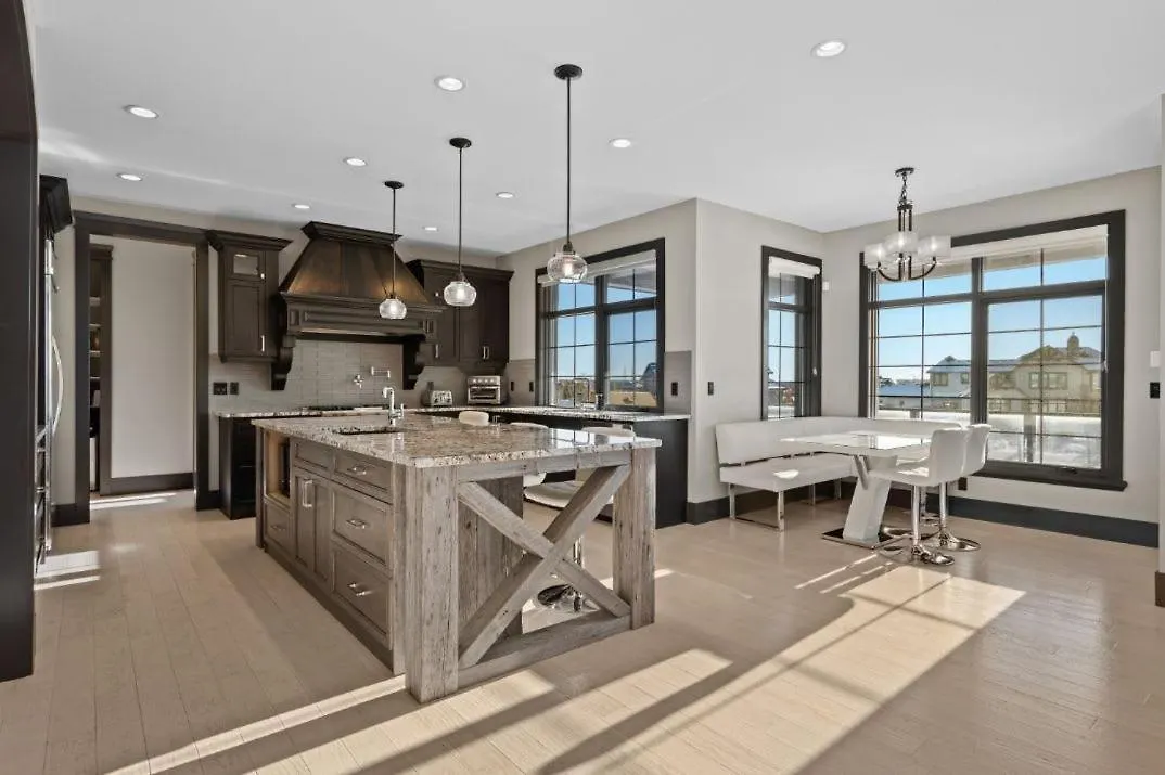 Semesterbostad Whitehorse Manor I Patio & Bbq I Sleeps 16 I Games Villa YYC