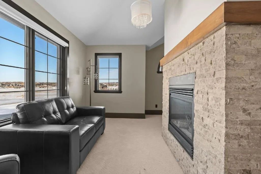 Semesterbostad Whitehorse Manor I Patio & Bbq I Sleeps 16 I Games Villa YYC