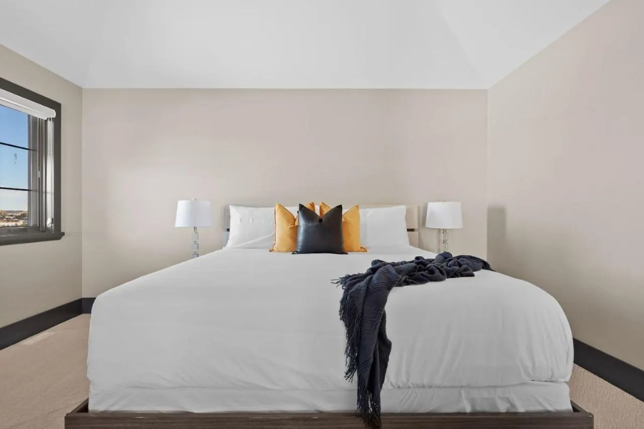Whitehorse Manor I Patio & Bbq I Sleeps 16 I Games Villa YYC