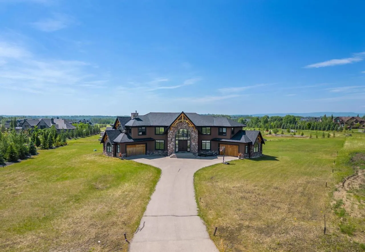 Whitehorse Manor I Patio & Bbq I Sleeps 16 I Games Villa YYC Kanada