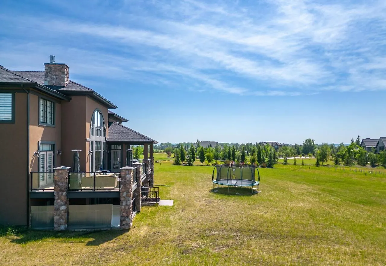 Whitehorse Manor I Patio & Bbq I Sleeps 16 I Games Villa YYC 0*,  Kanada