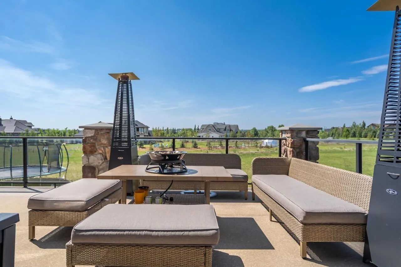 Semesterbostad Whitehorse Manor I Patio & Bbq I Sleeps 16 I Games Villa YYC