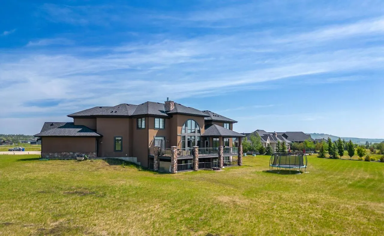 Whitehorse Manor I Patio & Bbq I Sleeps 16 I Games Villa YYC Kanada